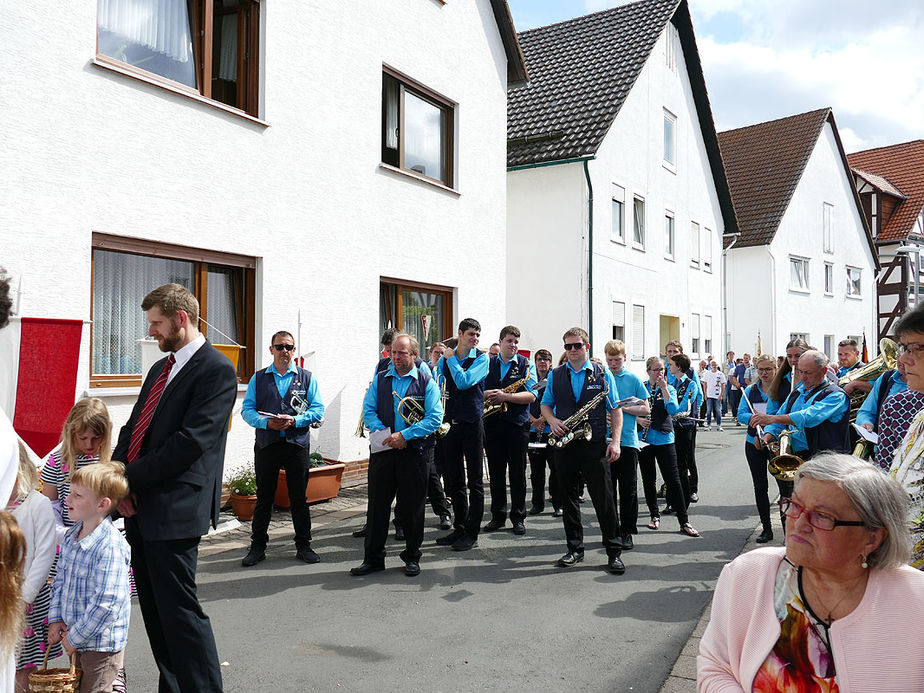 Fronleichnamsprozession durch die Straßen von Naumburg (Foto: Karl-Franz Thiede)